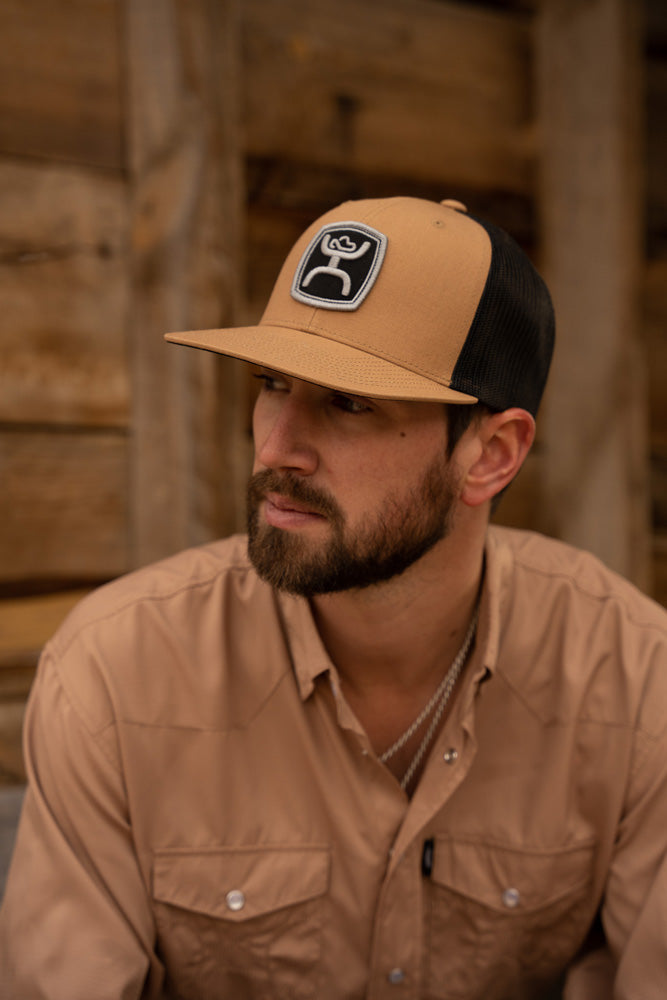 male model sporting the Zenith tan and black hat